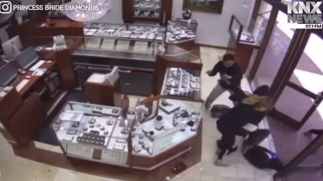 VIDEO: Employees at Huntington Beach jewelry store fight off smash-and-grab suspects