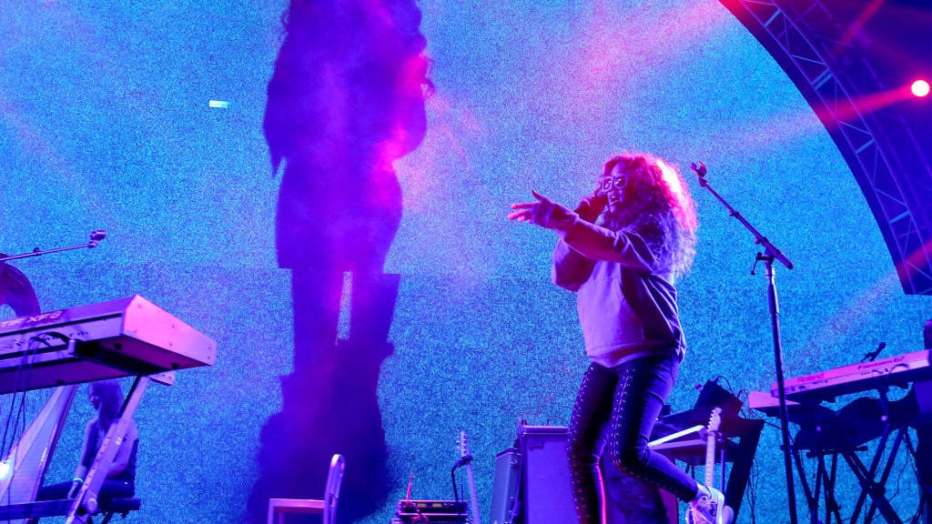 H.E.R. Shows off Vocals in Bare-Bones Performance of ‘Carried Away’