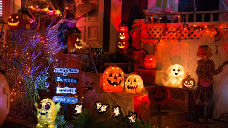 This home's Halloween decorations are so gory it led to a police visit [PHOTOS]