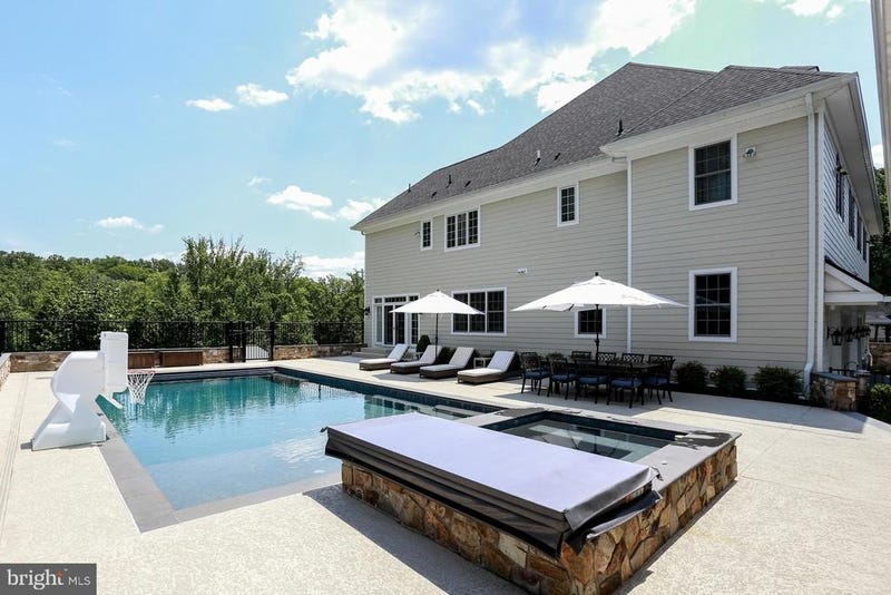 The pool and hot tub at Hamels' home.