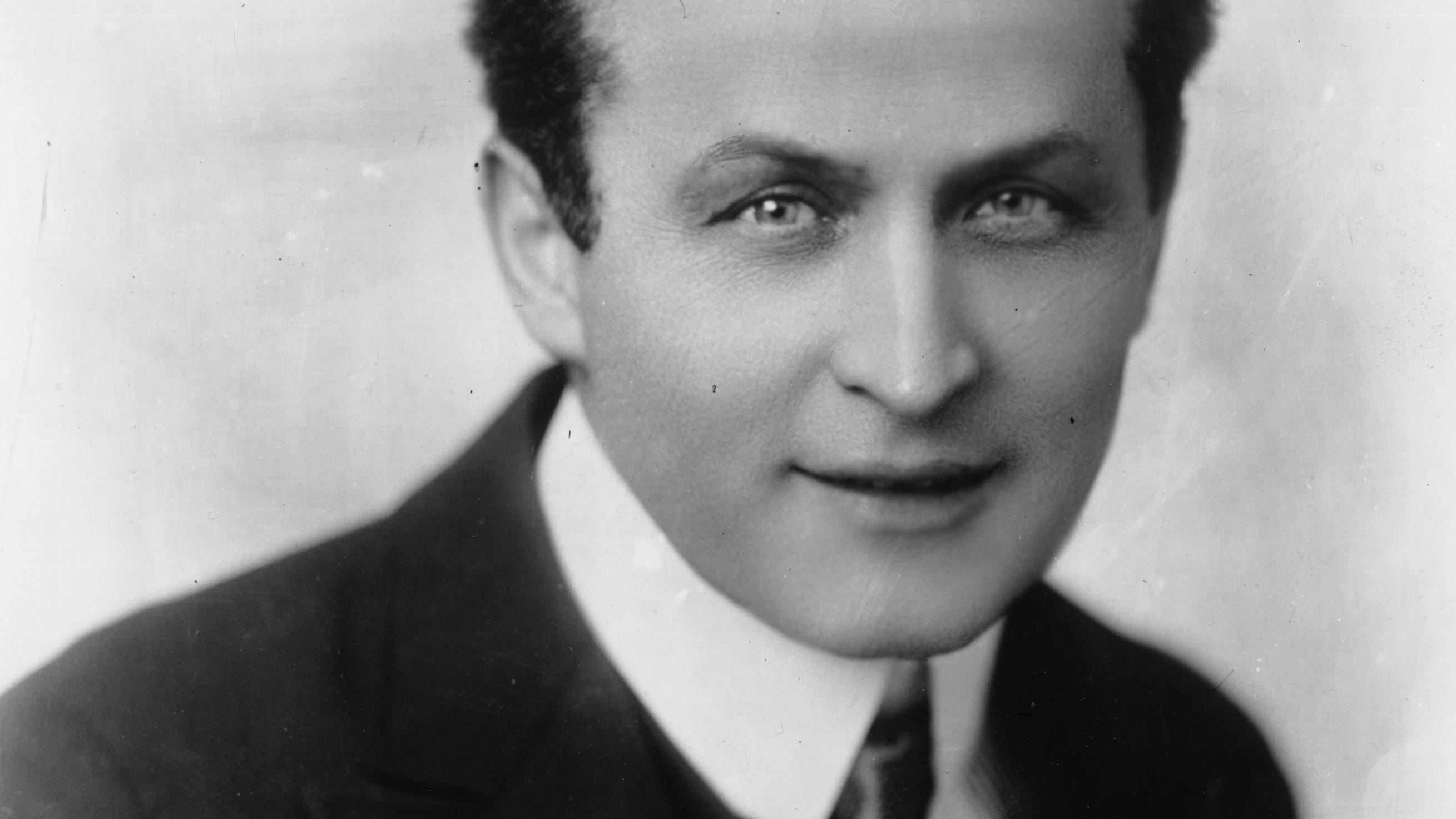 Now you see them: Houdini artifacts, including straitjacket, to be auctioned in Chicago