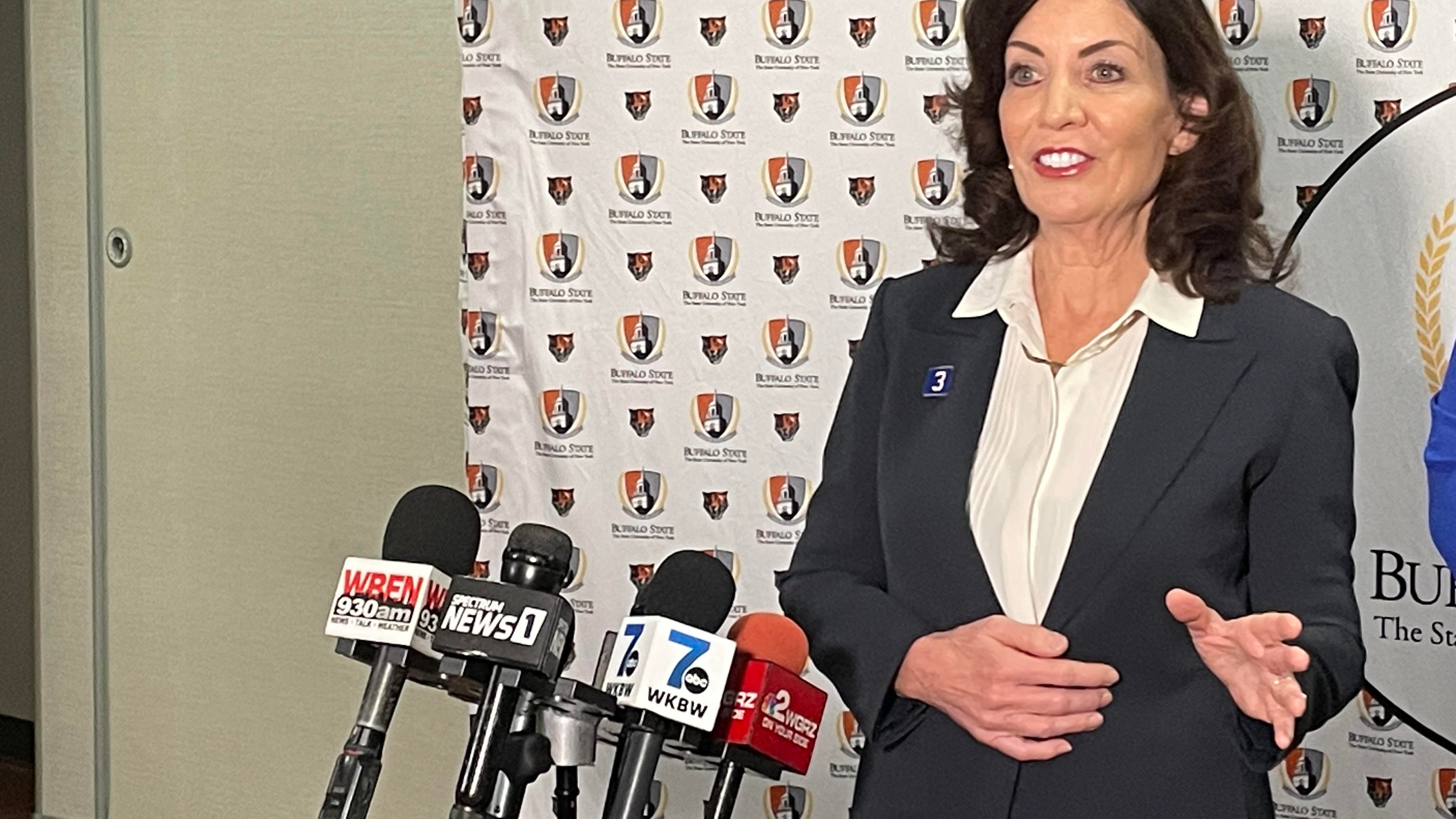 Hochul stands firm on natural gas deadlines as restaurant industry raises the heat