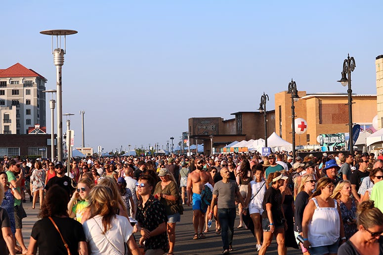 Crowd at Sea.Hear.Now