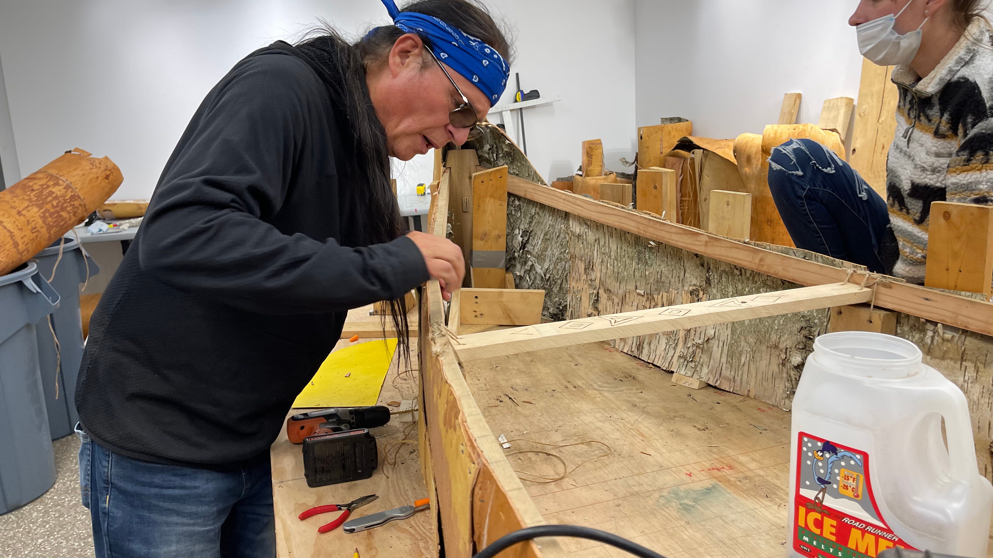 Master canoe builder teaches students Native American tradition