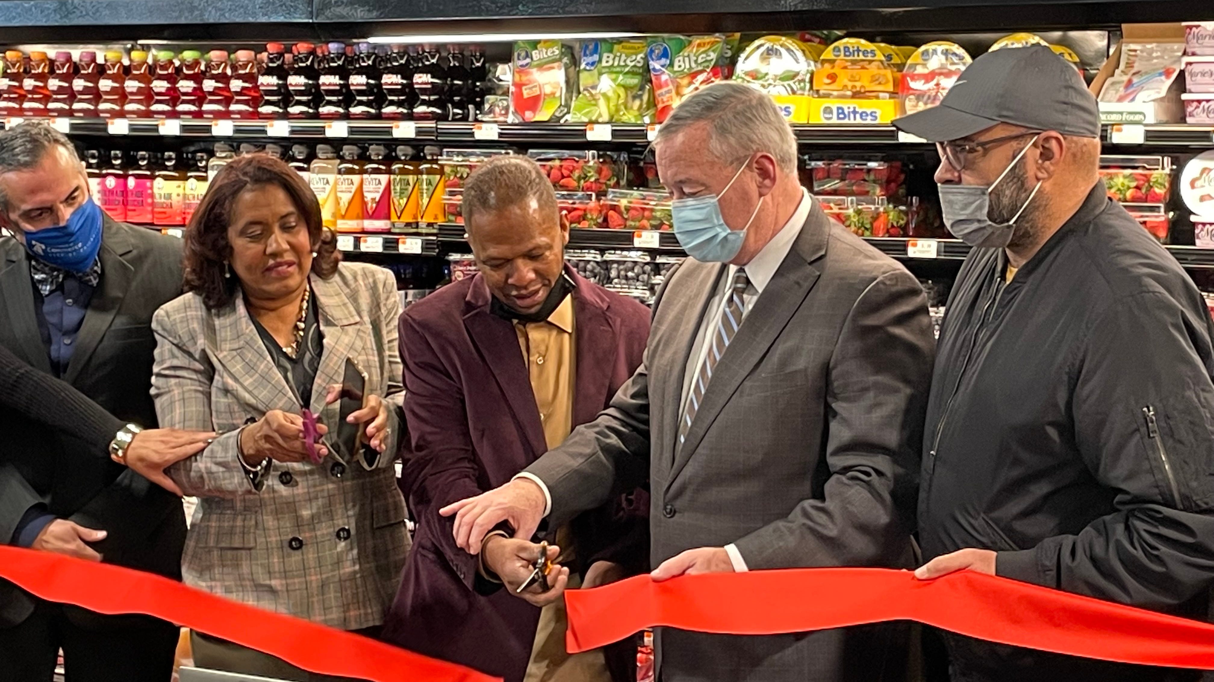 New Juniata fresh produce market opens in area known as 'food desert'