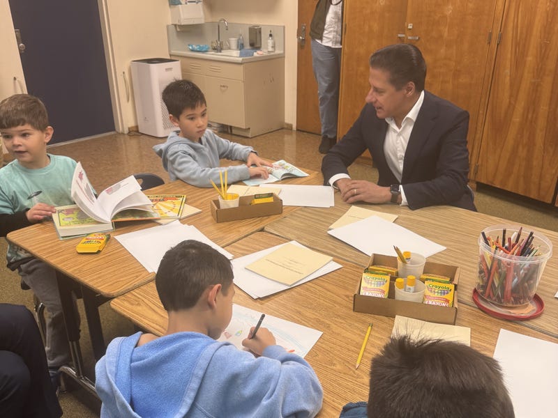 alberto carvalho at table with elementary students