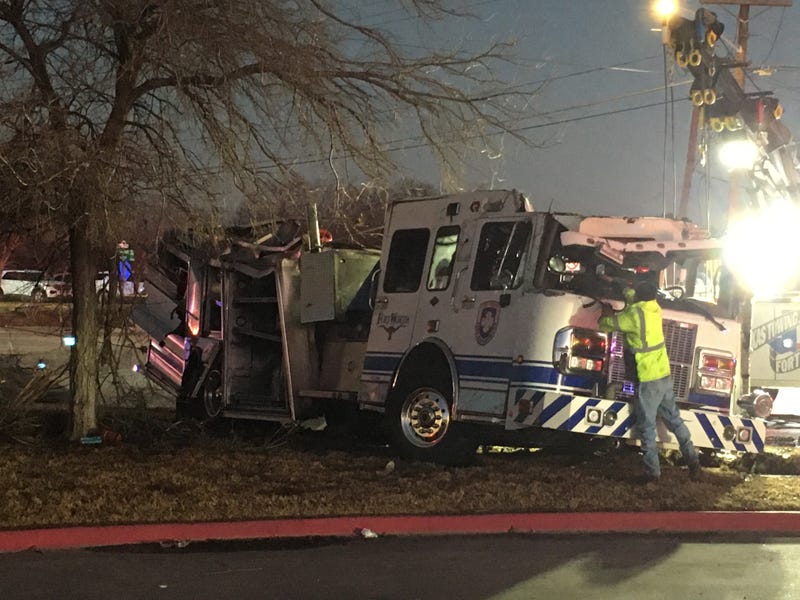 4 Fort Worth firefighters trapped inside firetruck after rollover