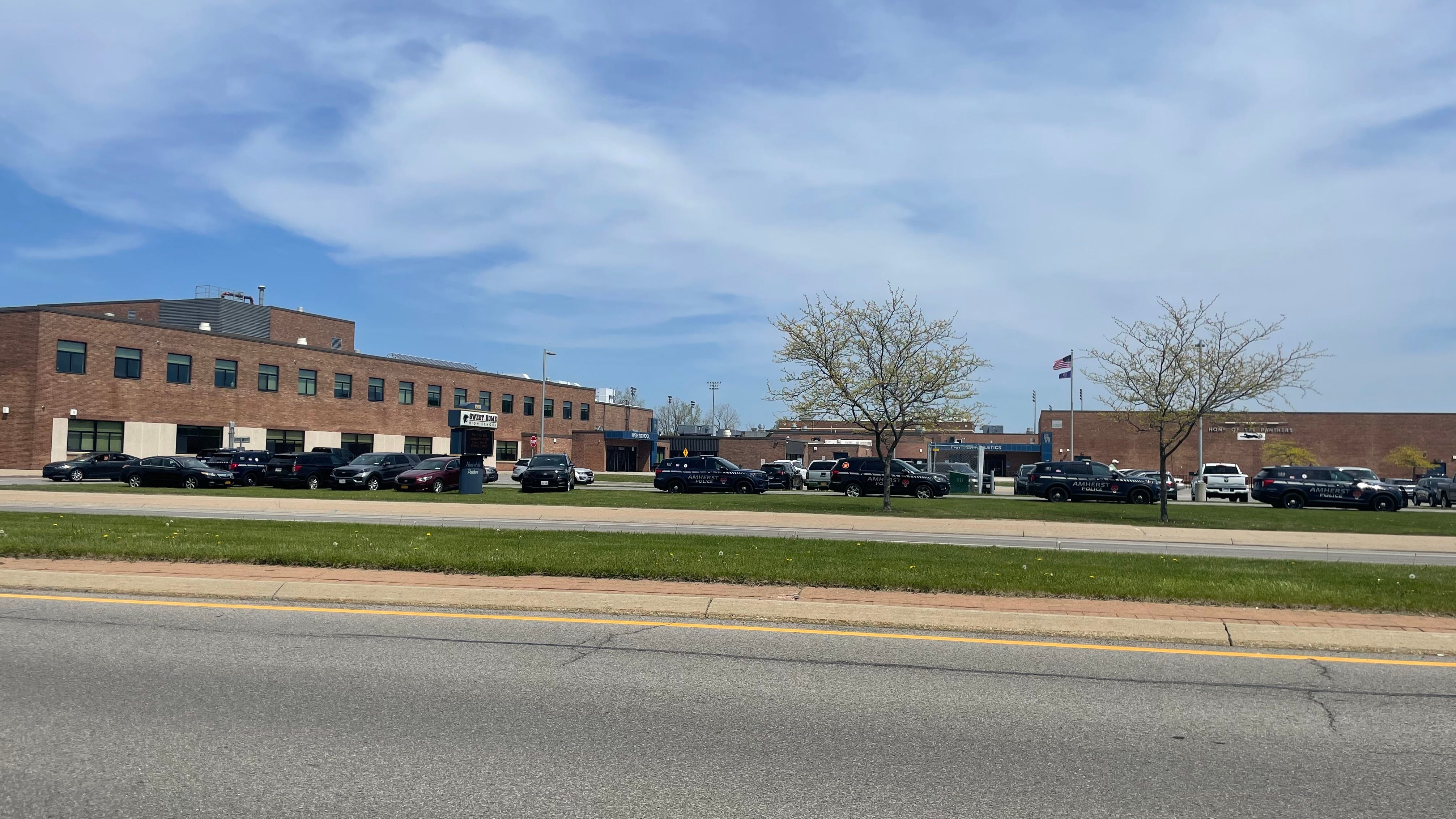 Amherst Police investigating bomb threat at Sweet Home High School