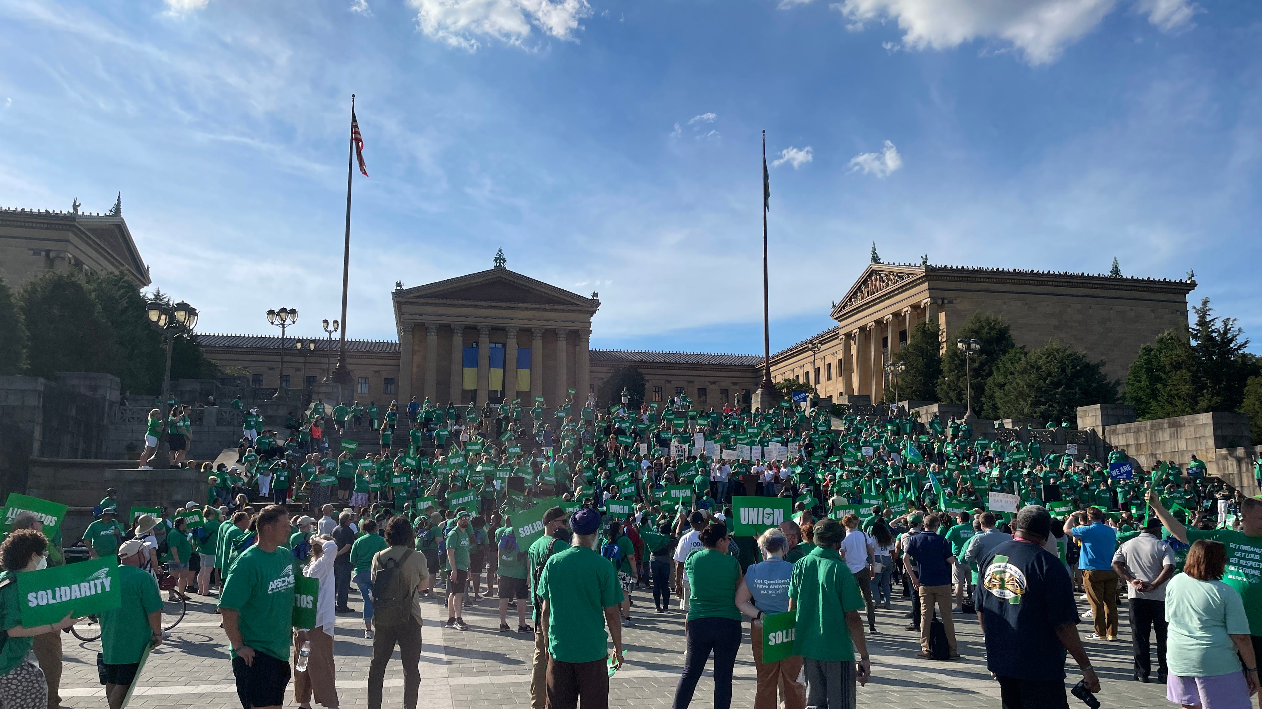 Hundreds of AFSCME members rally for Art Museum workers’ ongoing contract negotiations