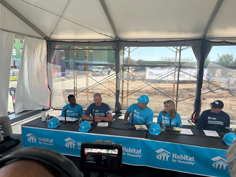 L-R: St. Paul Mayor Melvin Carter, Twin Cities Habitat for Humanity CEO Chris Coleman, Garth Brooks and Trisha Yearwood at St. Paul's build site, "The Heights". 