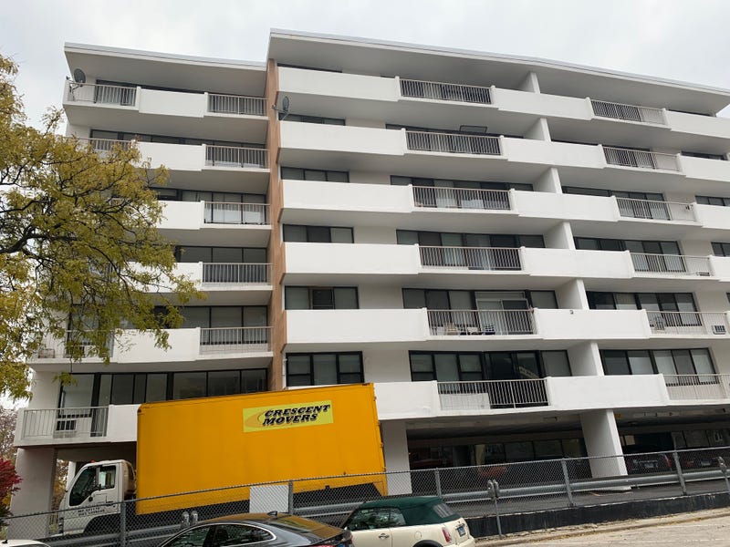 Residents scramble to evacuate Oak Park apartment building in ‘imminent danger of failure or collapse’