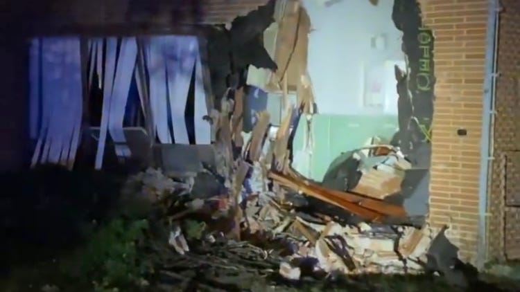 Detroit police searching for semi truck driver who smashed into cars, apartment building