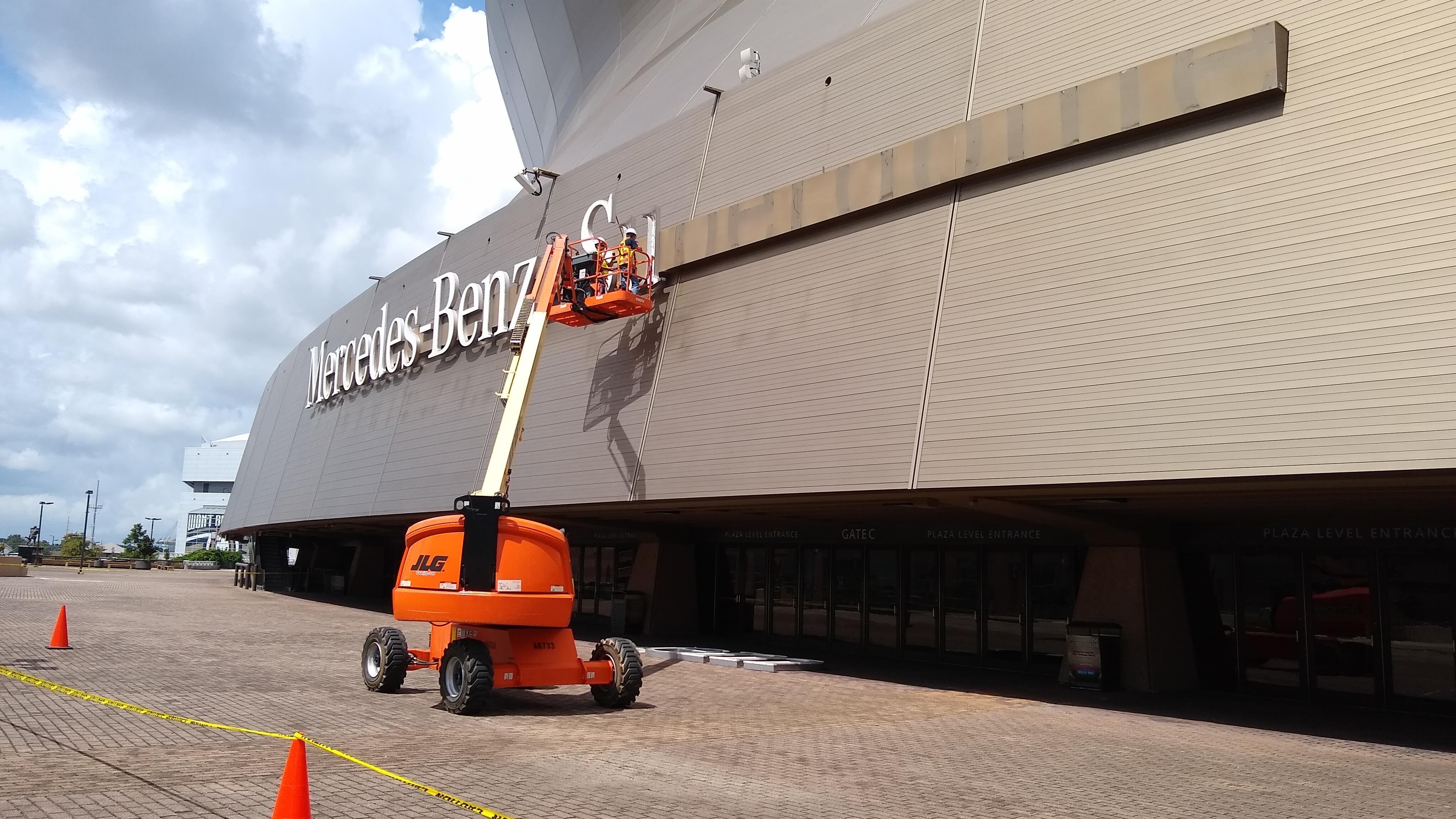 Watch as Mercedes-Benz name stripped from Superdome as naming rights deal expires