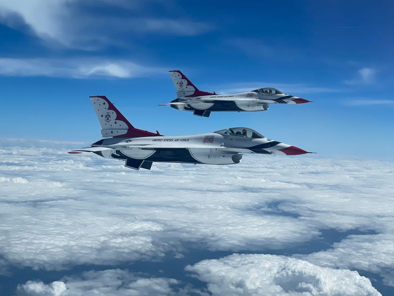 Thunderbirds get some practice in leading up to Chicago Air and Water Show
