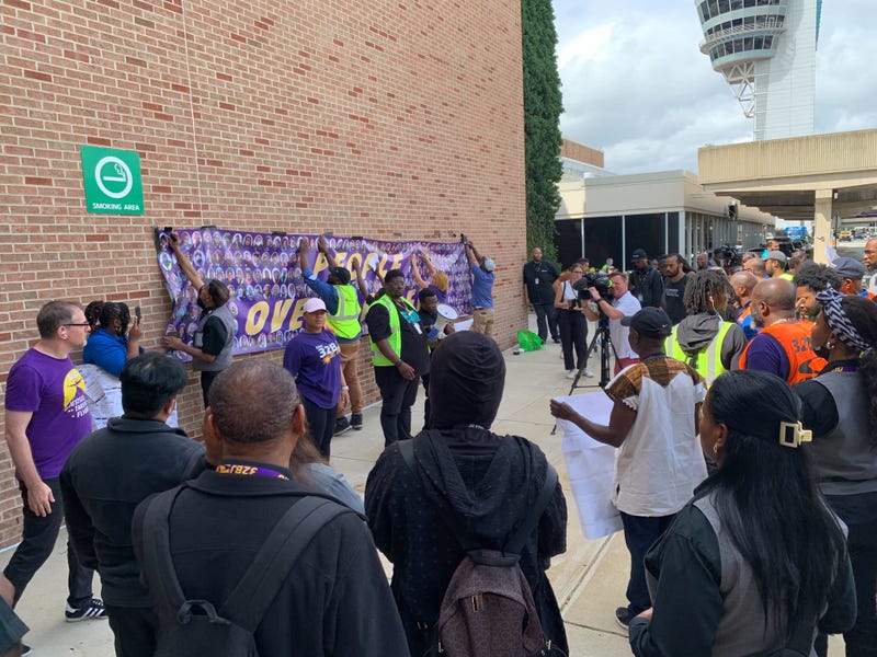 Members of 32BJ SEIU demonstrate at PHL