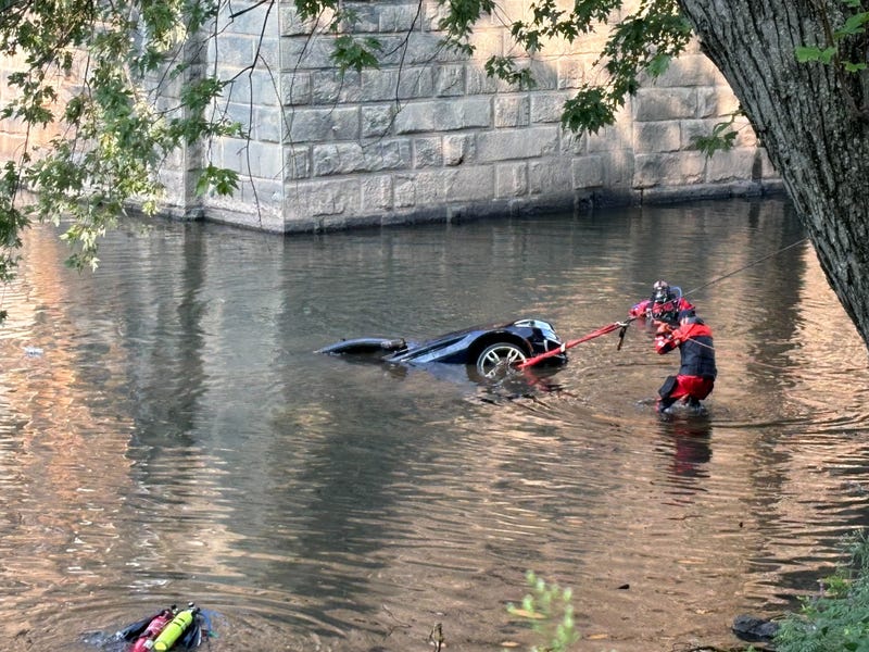 crews search for car that plunged into Schuylkill River from Kelly Drive