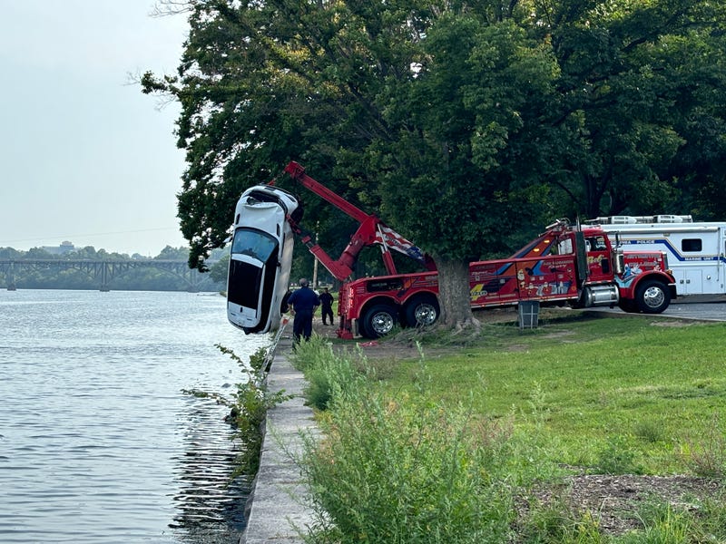 Police dive crews pull the car out of the Schuylkill River, Aug. 28, 2024.