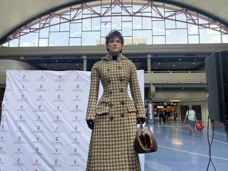 Nellie Bly statue
