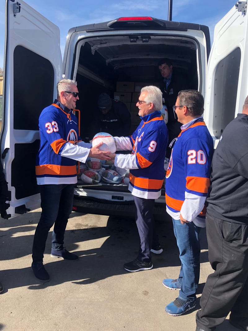 Islanders play with turkeys