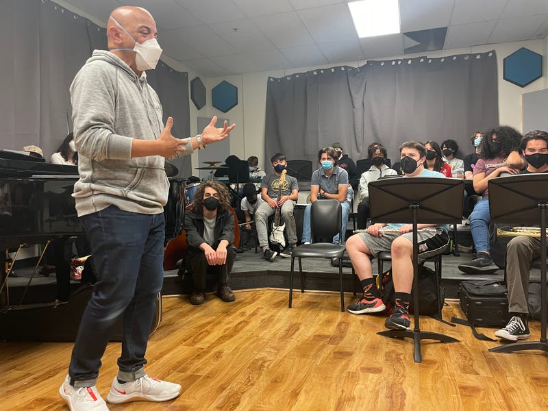 Rickey Minor speaks to students at the Oakland School for the Arts.
