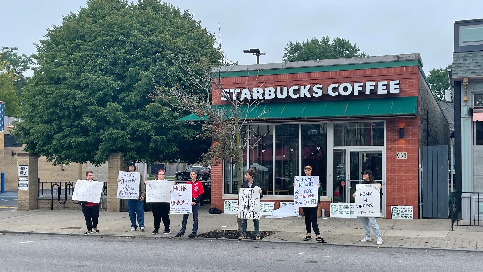 Starbucks workers picket following additional firings of union leaders