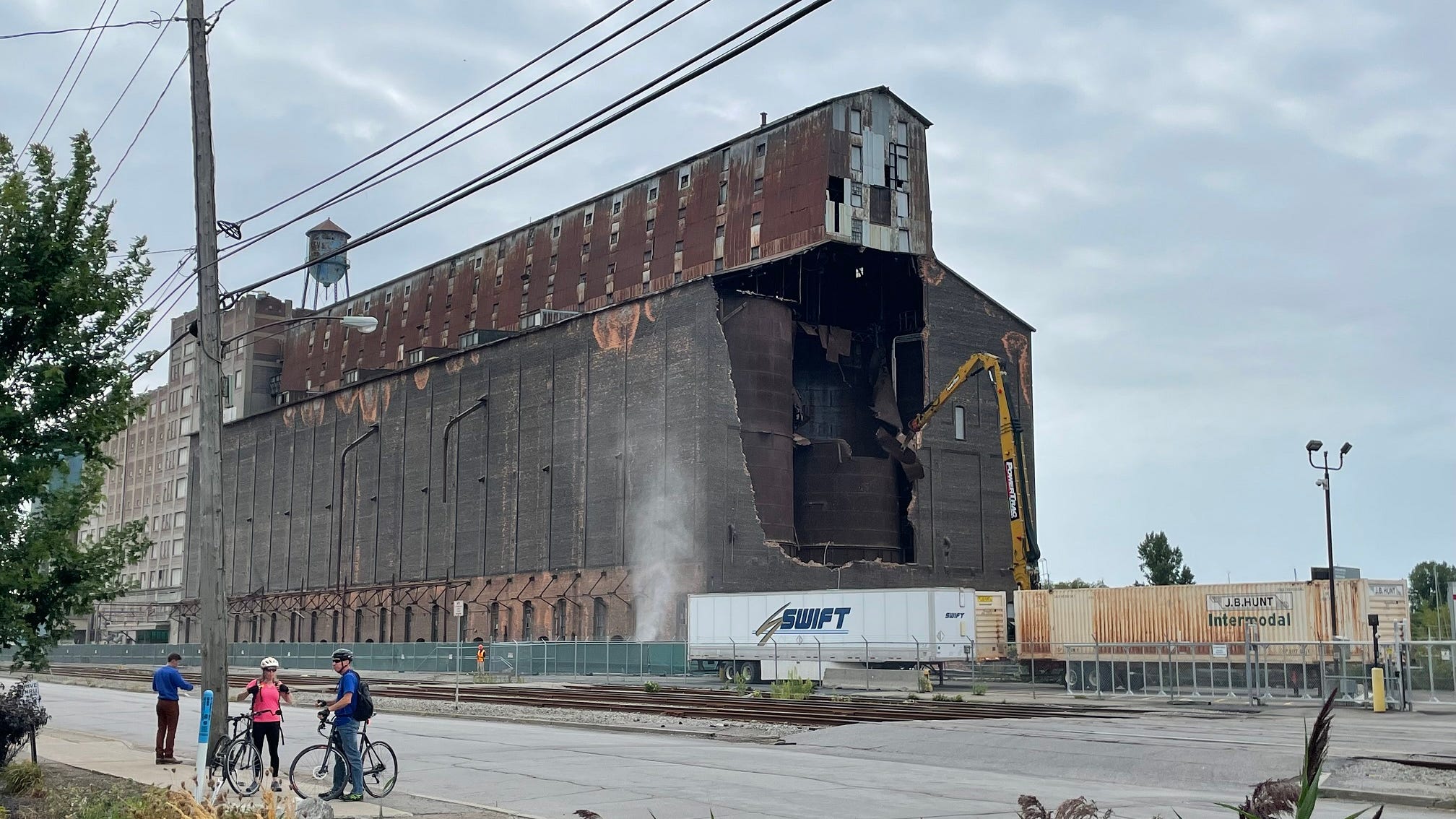 Demolition of Great Northern grain elevator begins