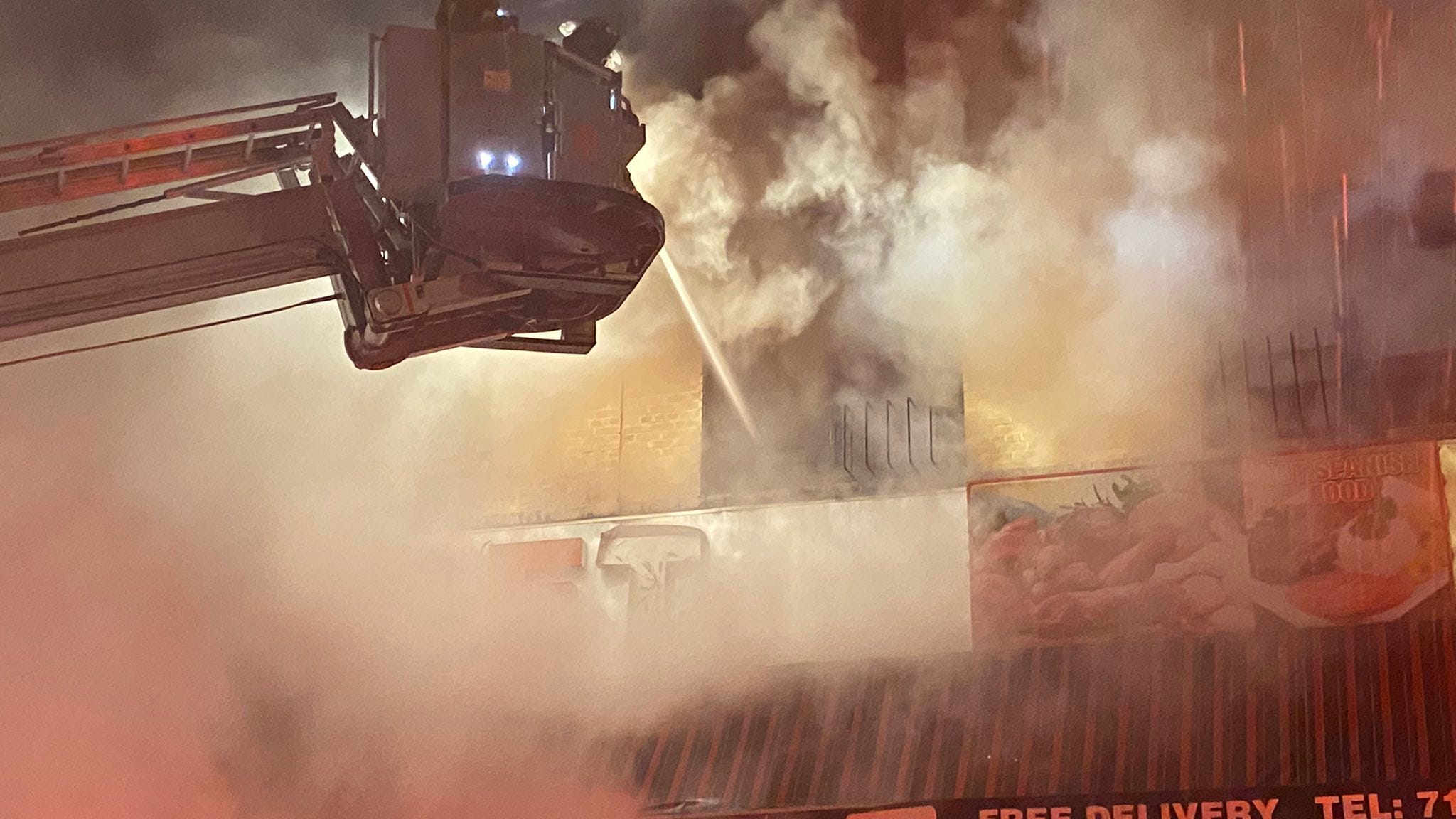 Firefighter injured in 4-alarm blaze at Bronx supermarket: FDNY