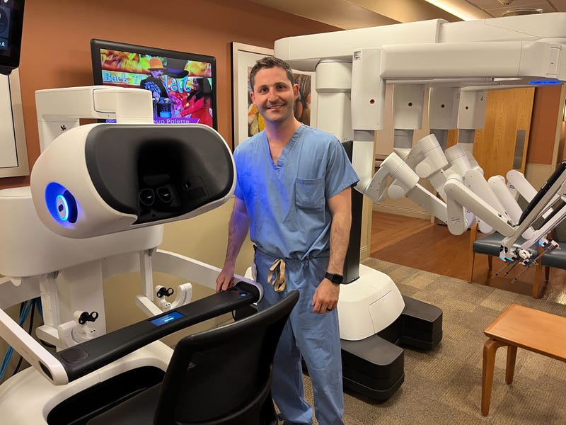 Virtua Marlton Dr. Michael Winter with the DaVinci 5 system