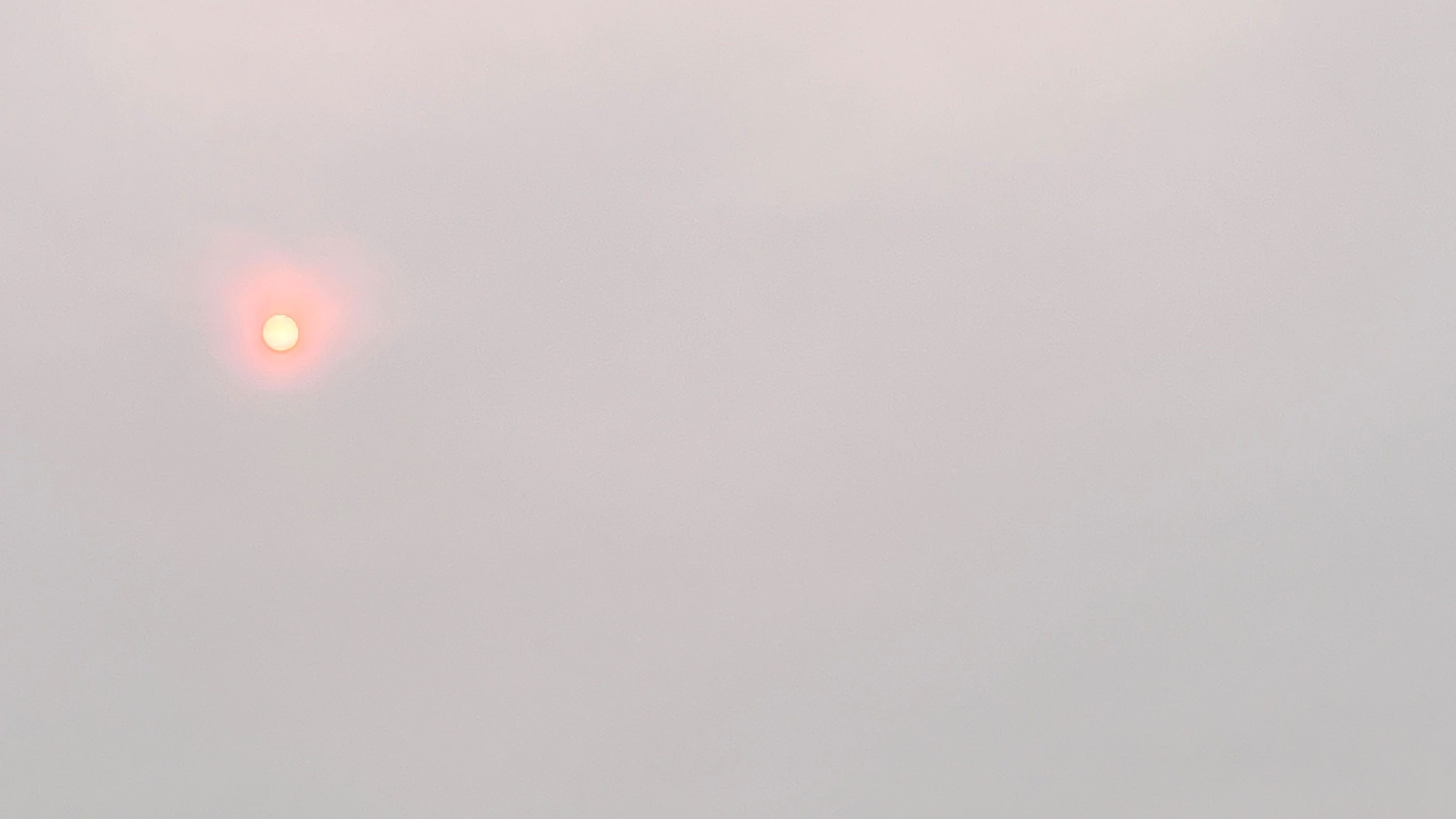 Canadian wildfires create hazy, red skies in Chicago
