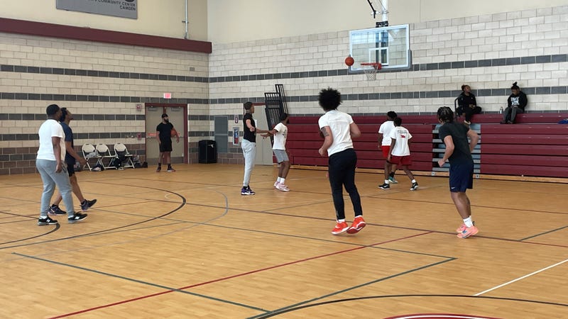 Young people play basketball.