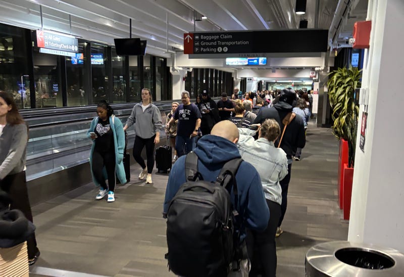 long lines at Philadelphia International Airport 