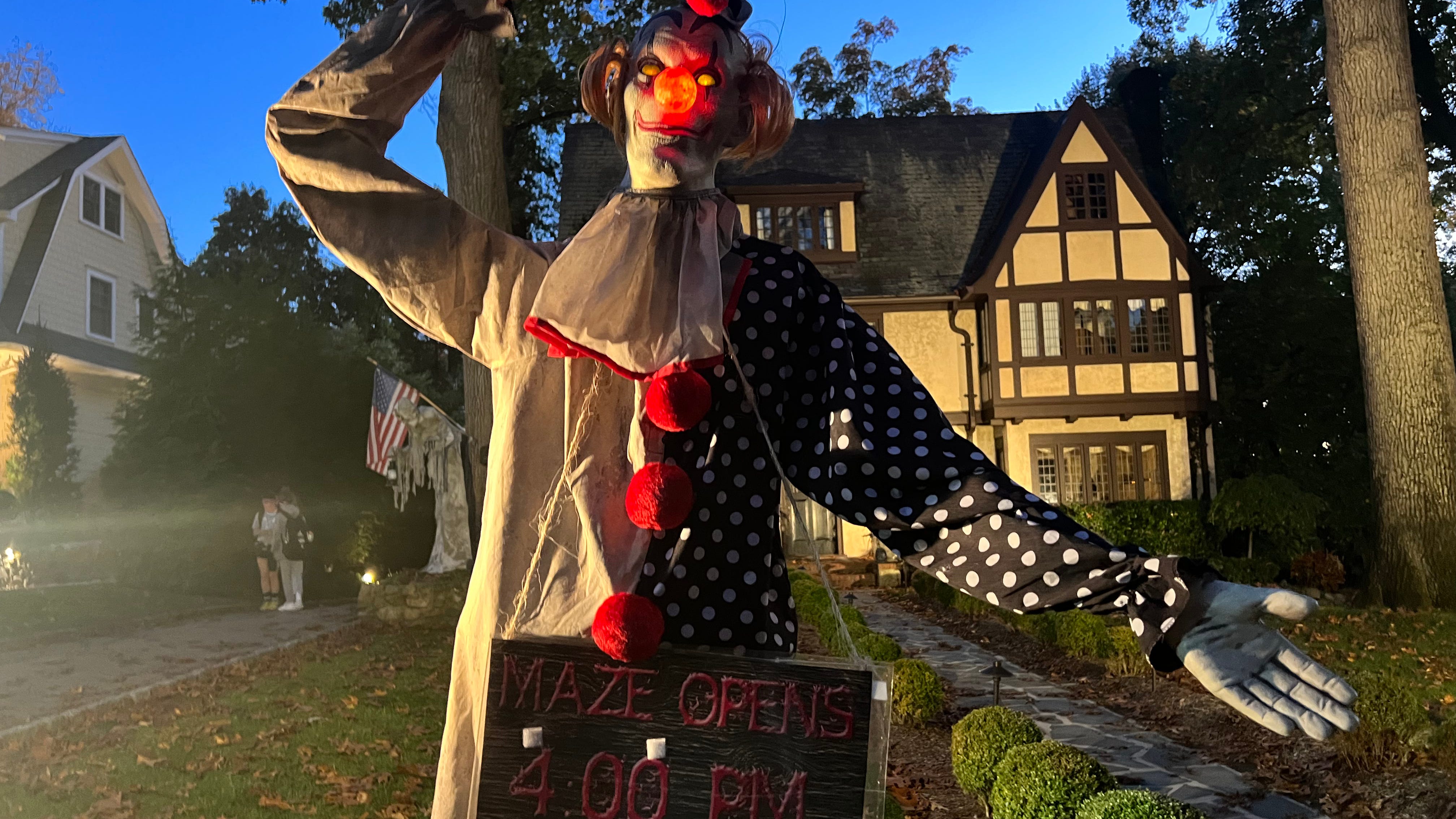 KILLER CLOWNS IN NJ? Head to this family's hellish Halloween maze to be super-spooked