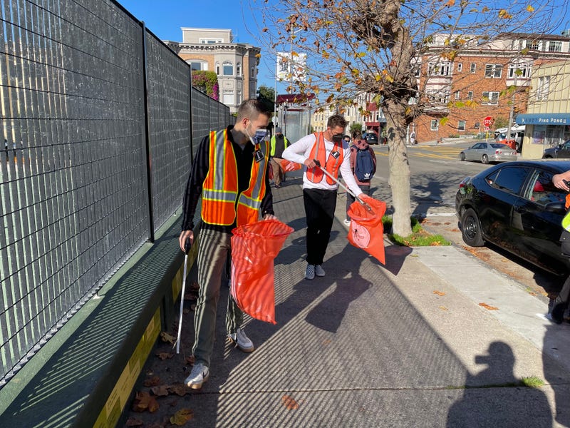 Hunter Pence and volunteers picking up trash in San Francisco, a city the former Giants outfielder "loves so much."