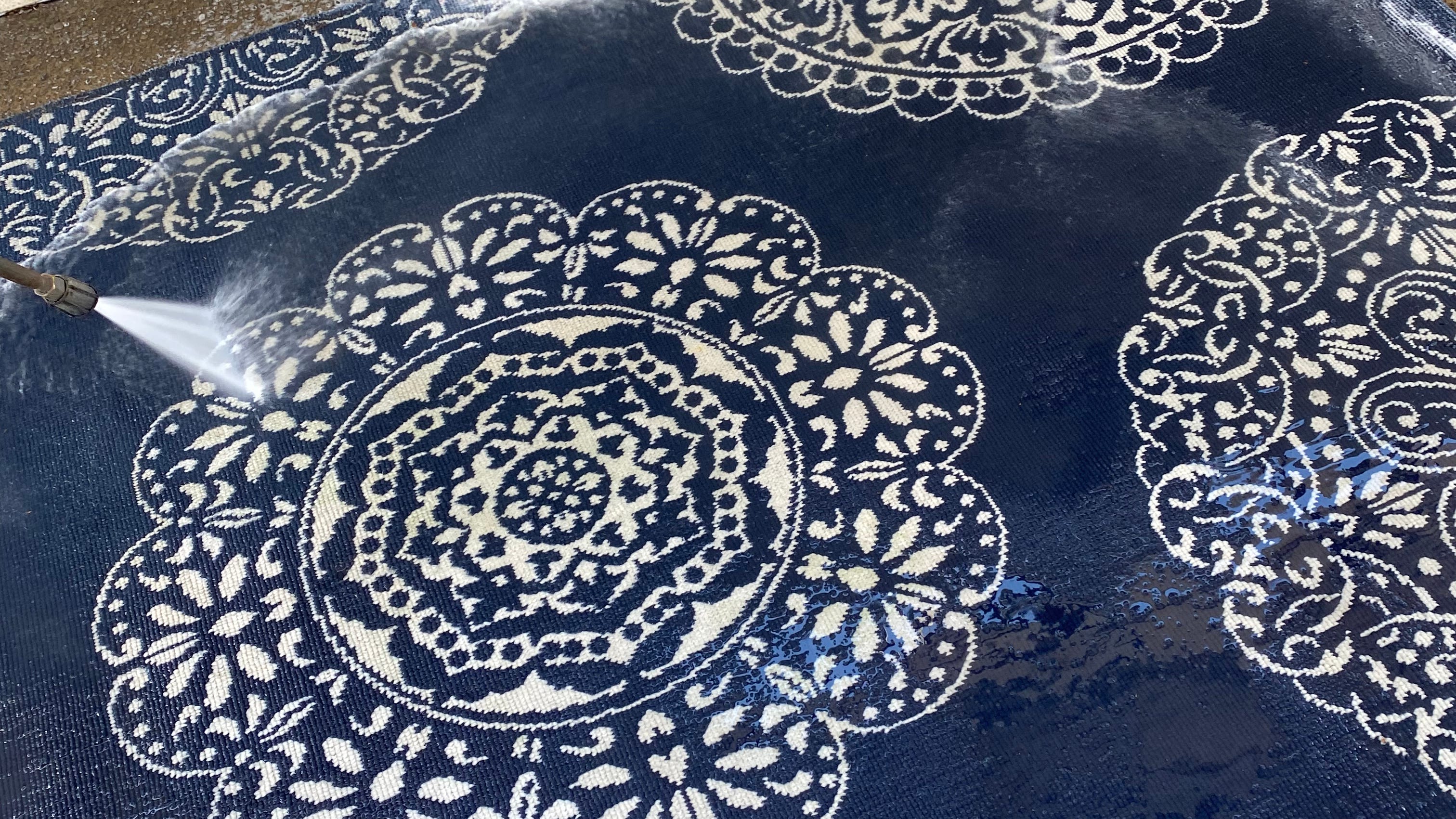 MOM HACK MONDAY: Dirty Outdoor Rugs