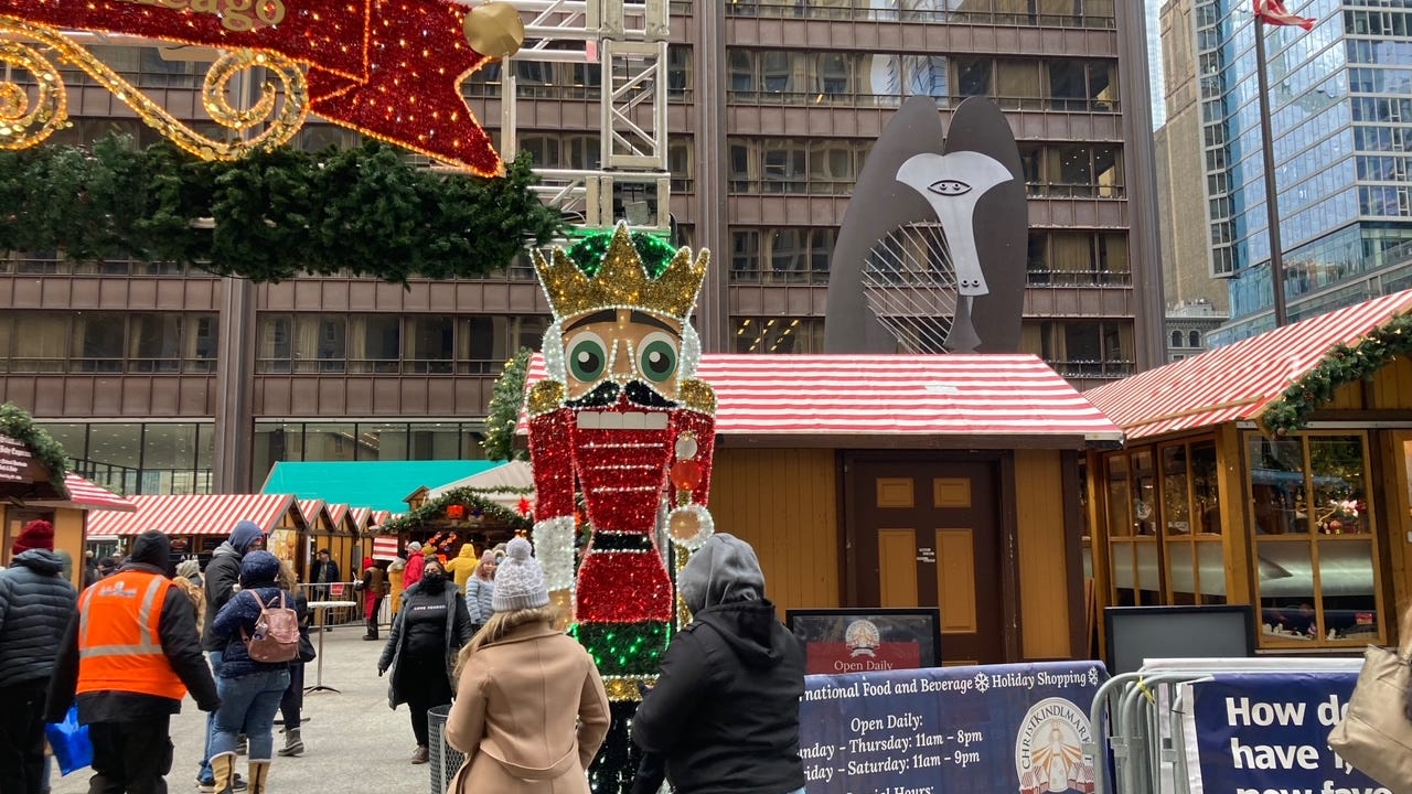 Christkindlmarket reopens at Daley Plaza