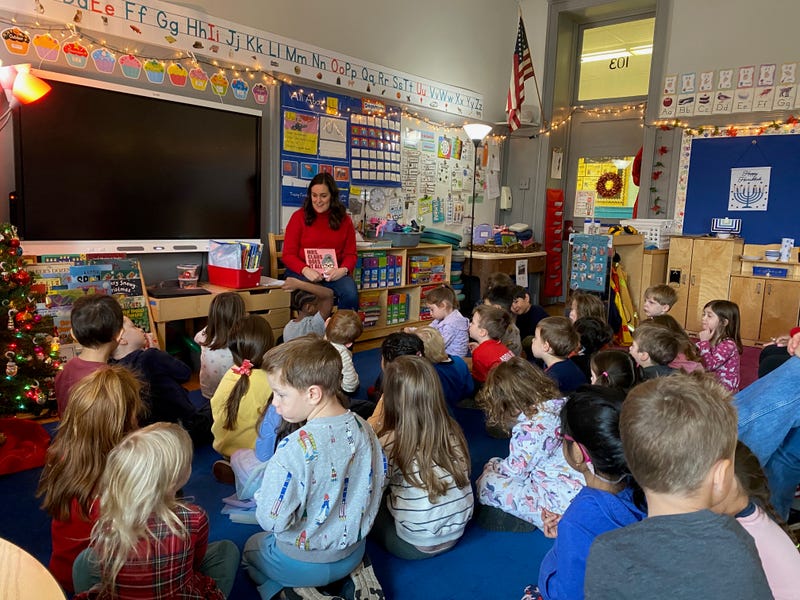 Amy Dziewiontkoski reads Mrs. Clause Does it All