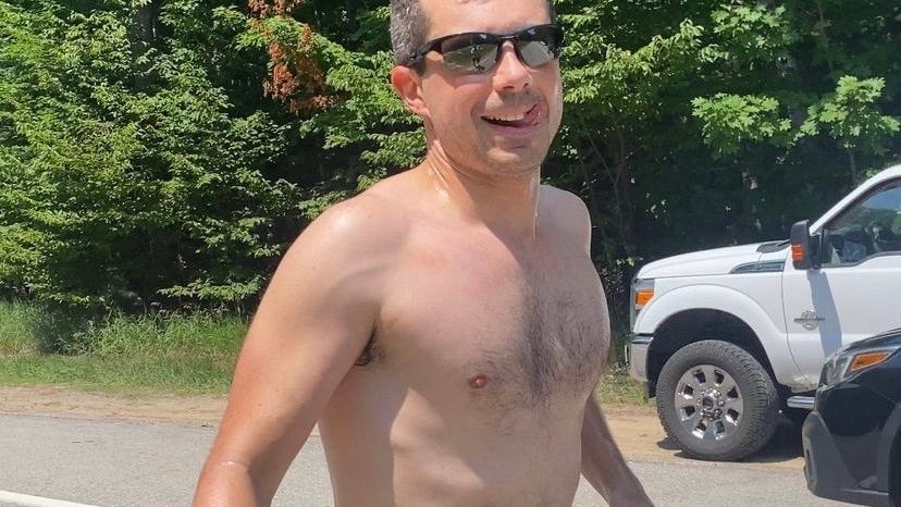 'THIRST TRAP' PHOTO: Pete Buttigieg goes for a run shirtless and the internet loses it