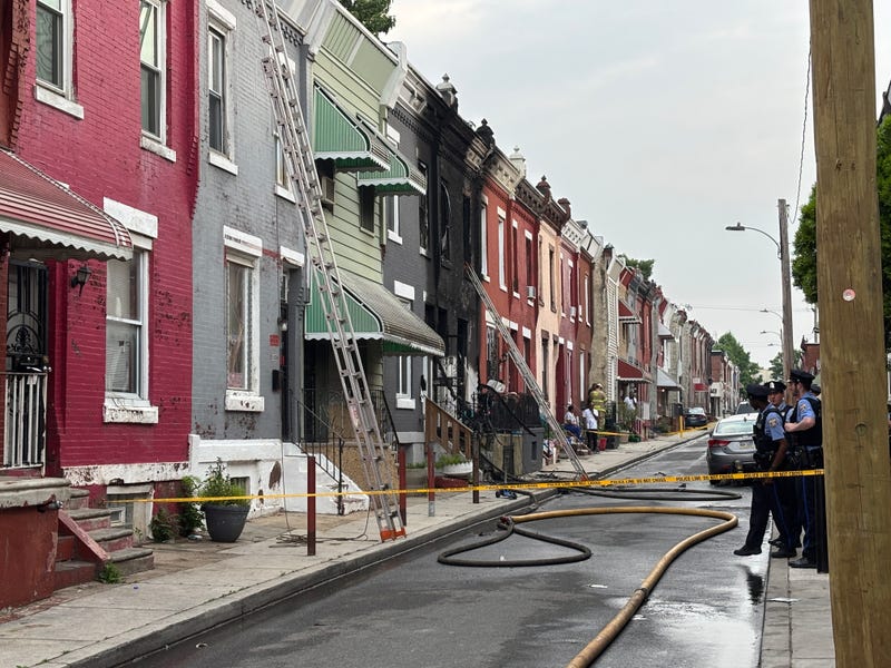 1 dead, 4 injured in Strawberry Mansion row home fire