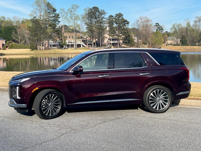 Side view of the Hyundai Palisade Calligraphy