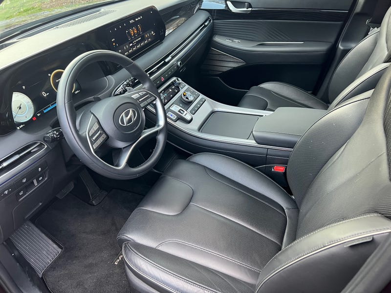 Driver's seat and steering wheel view of the Hyundai Palisade Calligraphy