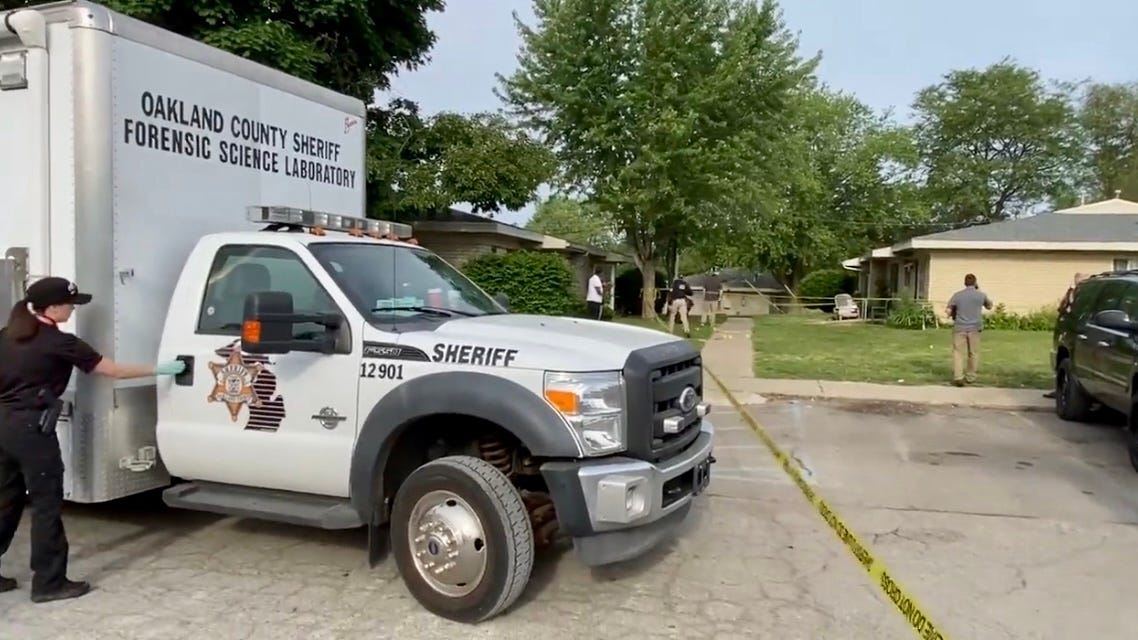 1 in custody, 1 killed after more than 2 dozen shots were fired in Pontiac shooting