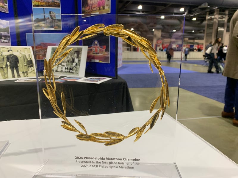 2025 Philadelphia Marathon wreath plaque