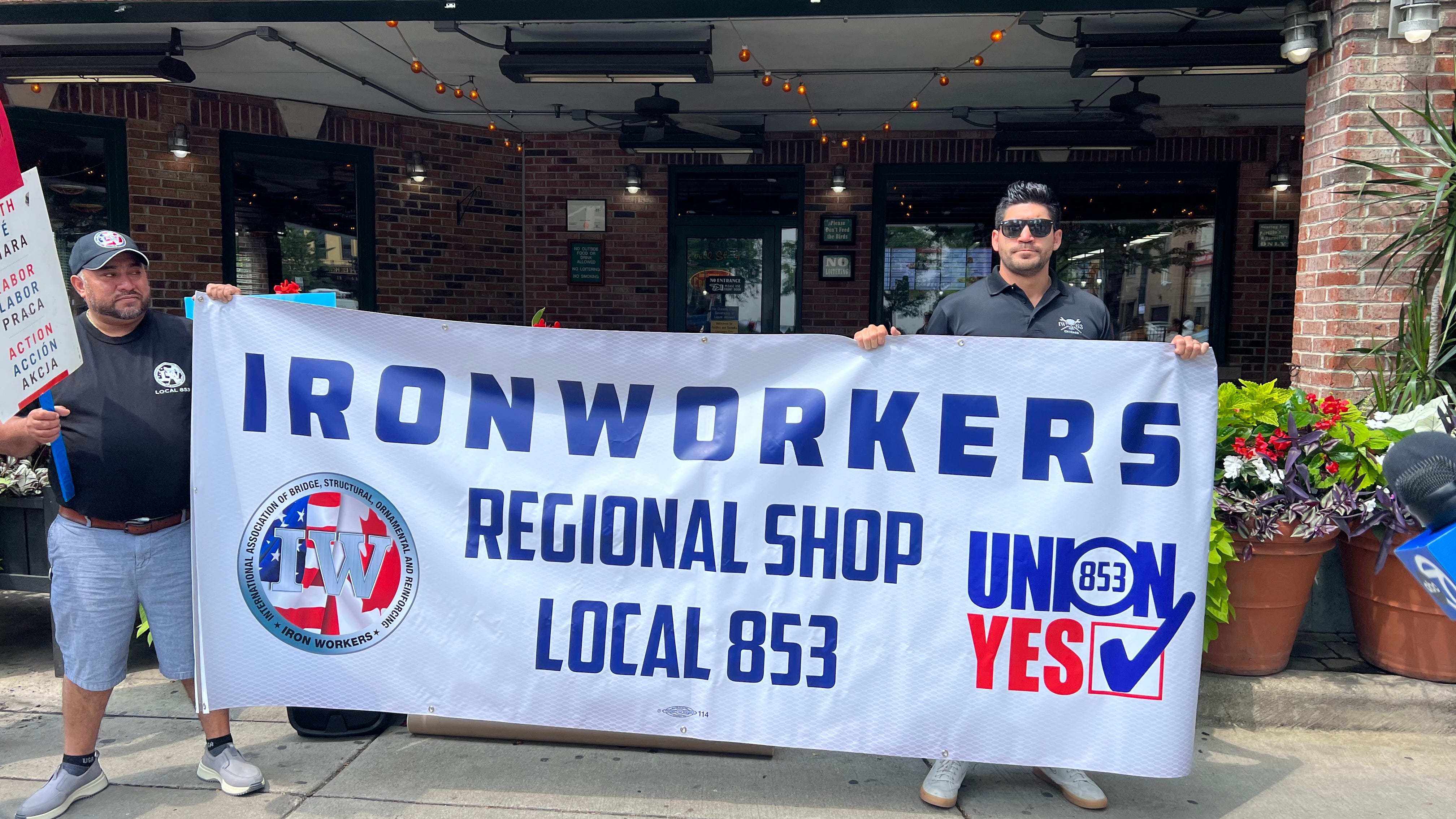 Portillo's workers rally for recognition of union membership