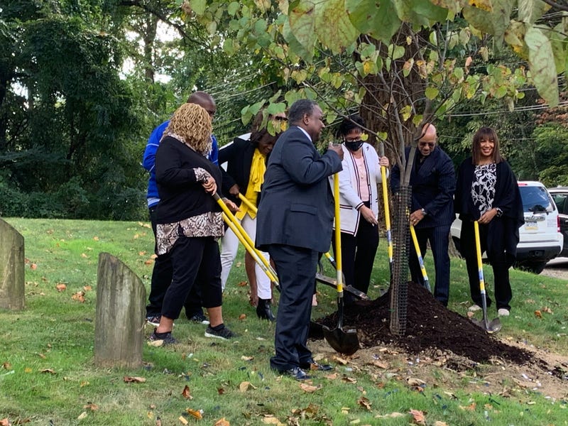 Trailblazing journalist Ed Bradley honored with historical marker in Fairmount Park