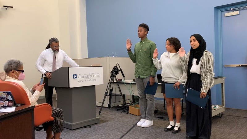 Philadelphia School Board president Reginald Streater administers the oath of office to student members (l-r) Cavance Snaith, De’Naiza Watson,and alternate Doha Gassem.