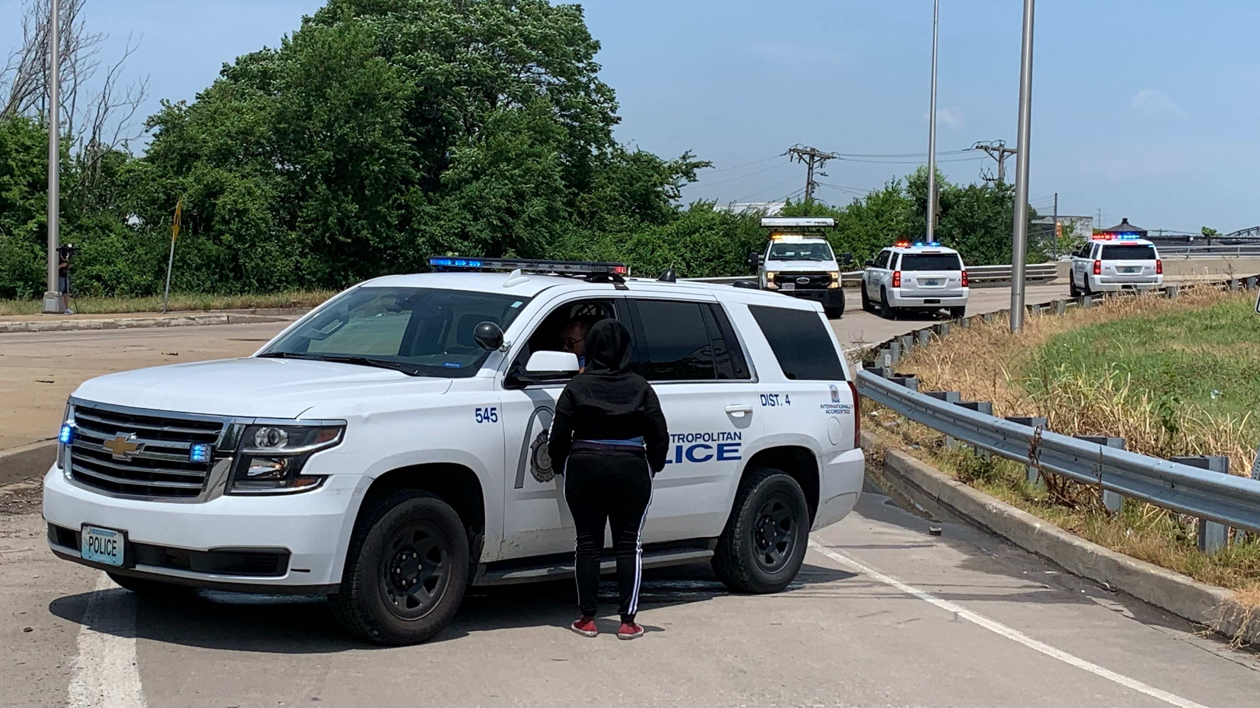 Murder suspect leads police on chase, kills himself on St. Louis bridge
