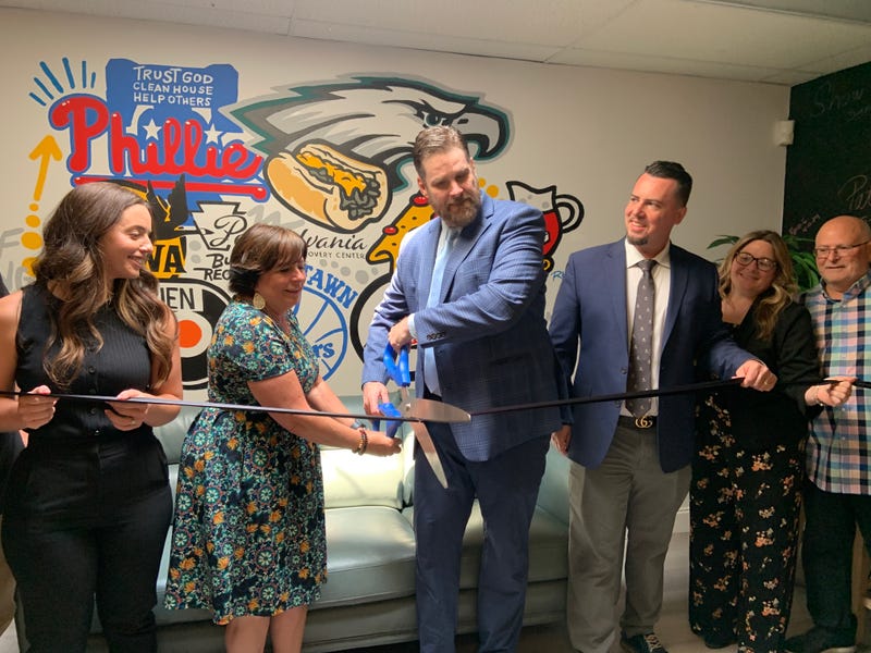 Chris Therien (center) cuts the ribbon on the Pennsylvania Recovery Center’s new outpatient facility in Center City, June 13, 2024.