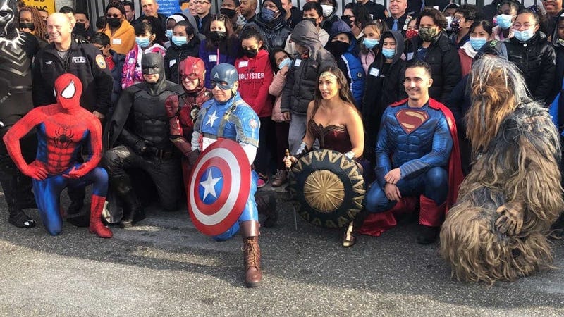 Policías de Nassau se visten de superhéroes para llevar a los niños menos afortunados de compras navideñas