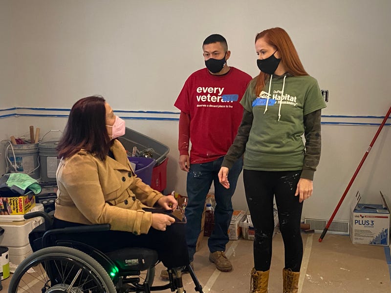 Sen. Duckworth welcomes Chicago veteran and family to their new home