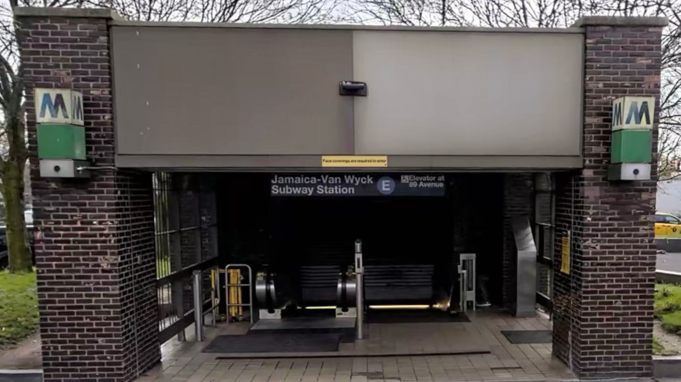 Man stabbed in eye during attempted robbery in Queens subway station
